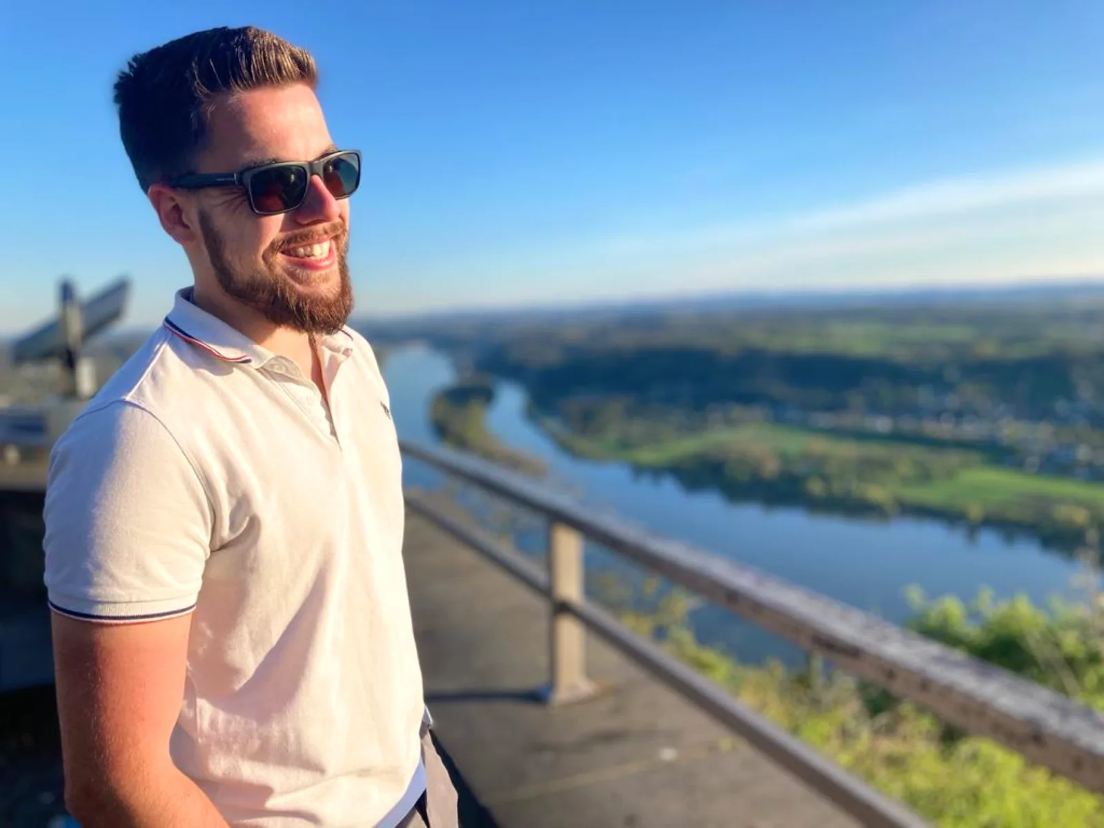 Mike Mühlhoff an einem Aussichtspunkt über dem Rheintal